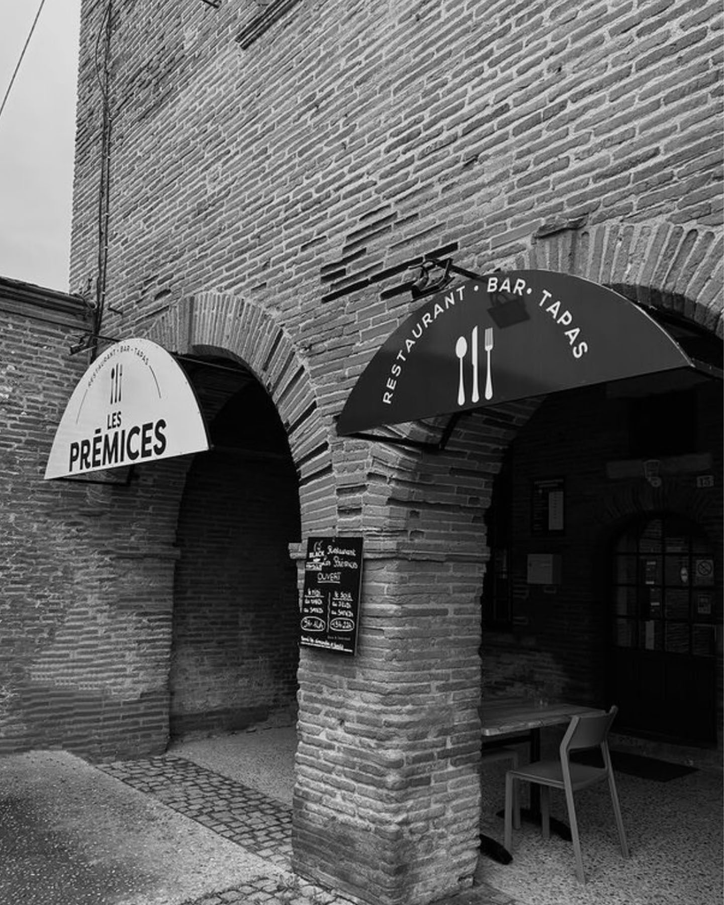 les prémices restaurant oriflamme enseigne charte graphique identité visuelle graphiste textile tablier personnalisé panneau agence de com saint-sulpice sur leze