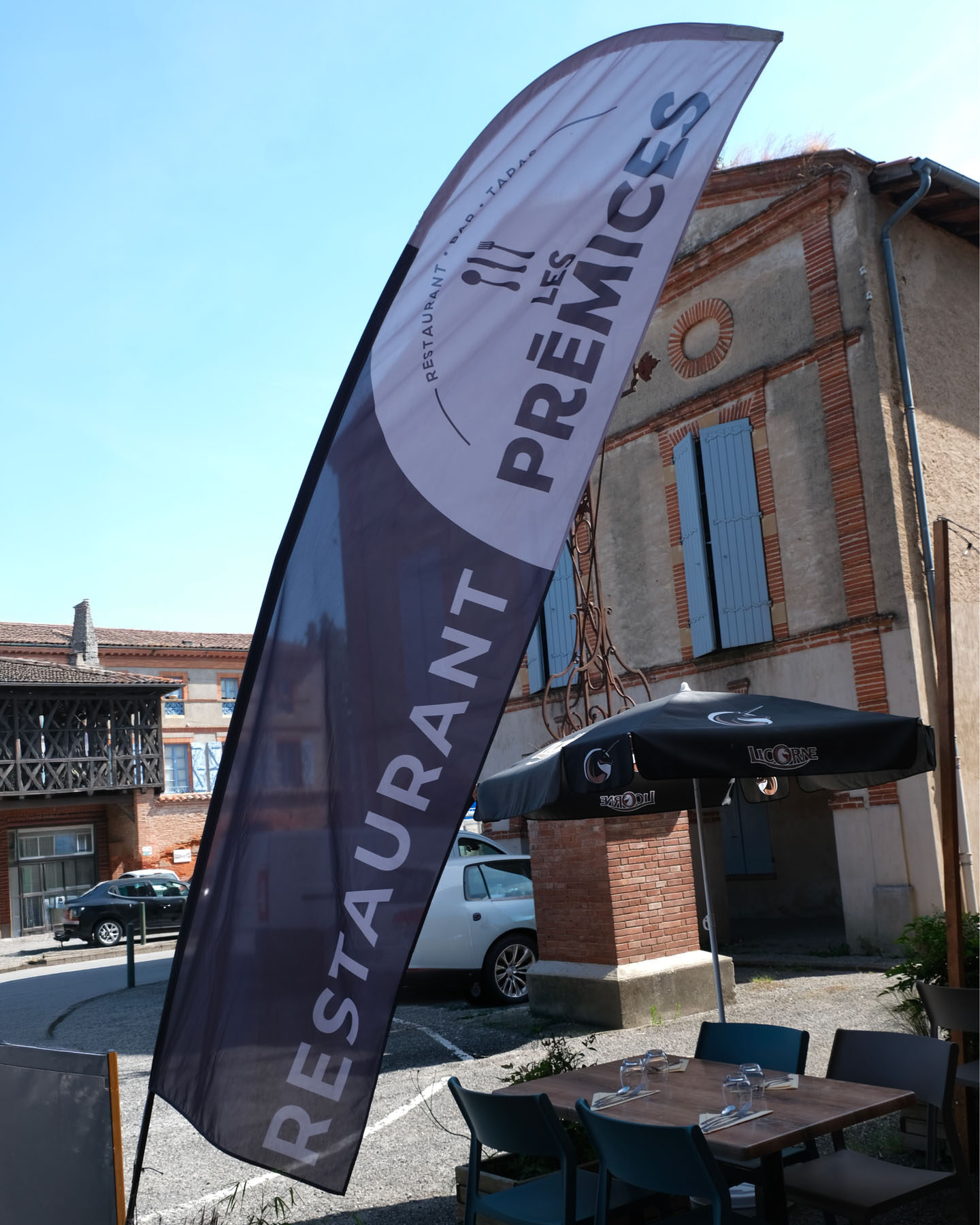 les prémices restaurant oriflamme enseigne charte graphique identité visuelle graphiste textile tablier personnalisé panneau agence de com saint-sulpice sur leze