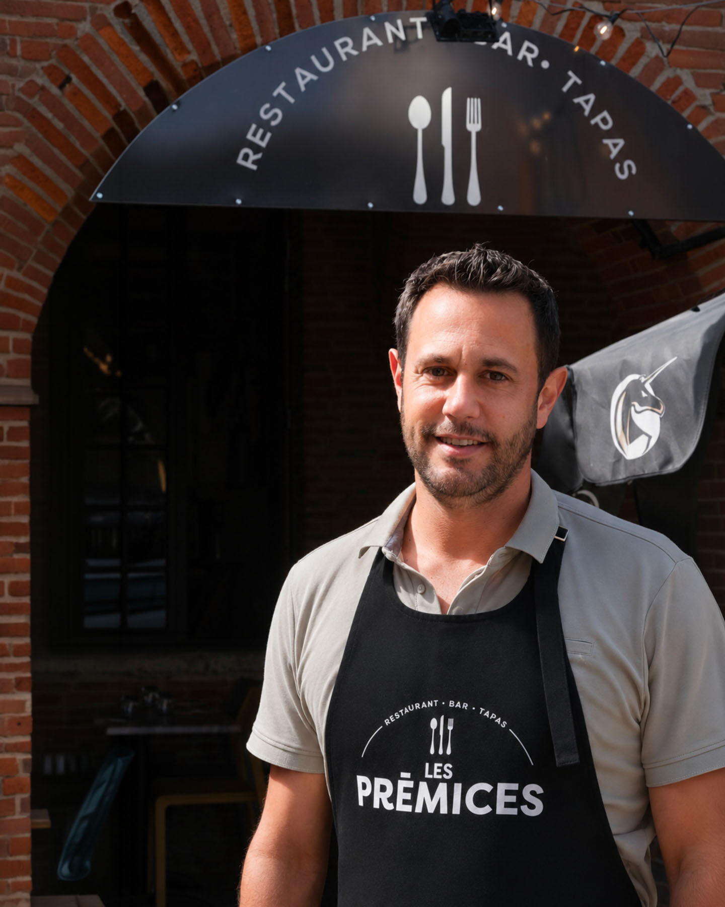 les prémices restaurant oriflamme enseigne charte graphique identité visuelle graphiste textile tablier personnalisé panneau agence de com saint-sulpice sur leze