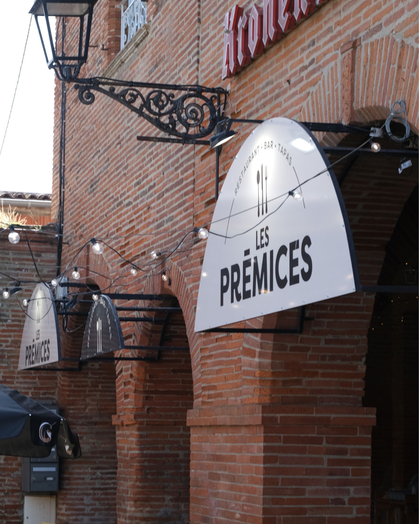 les prémices restaurant oriflamme enseigne charte graphique identité visuelle graphiste textile tablier personnalisé panneau agence de com saint-sulpice sur leze