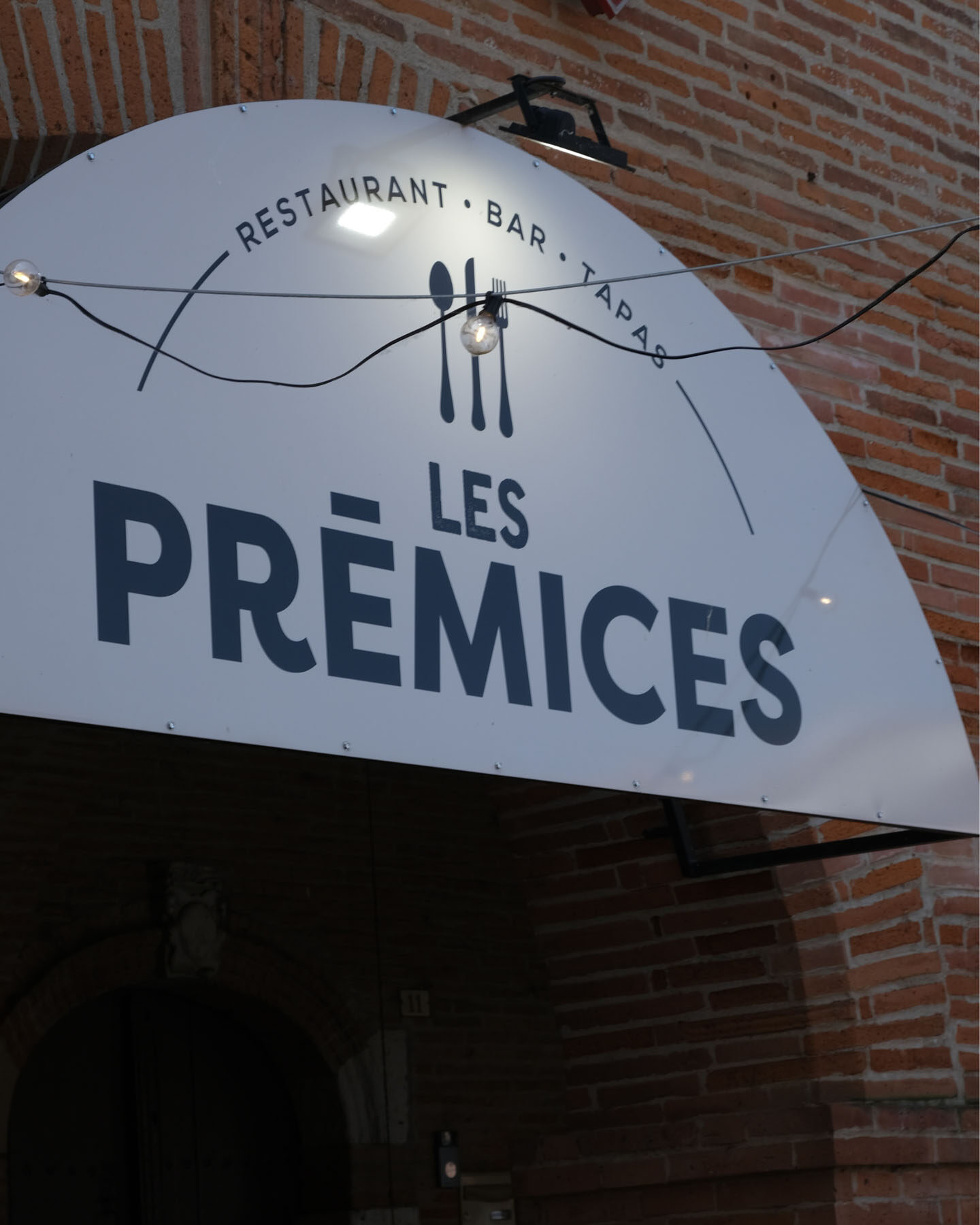 les prémices restaurant oriflamme enseigne charte graphique identité visuelle graphiste textile tablier personnalisé panneau agence de com saint-sulpice sur leze