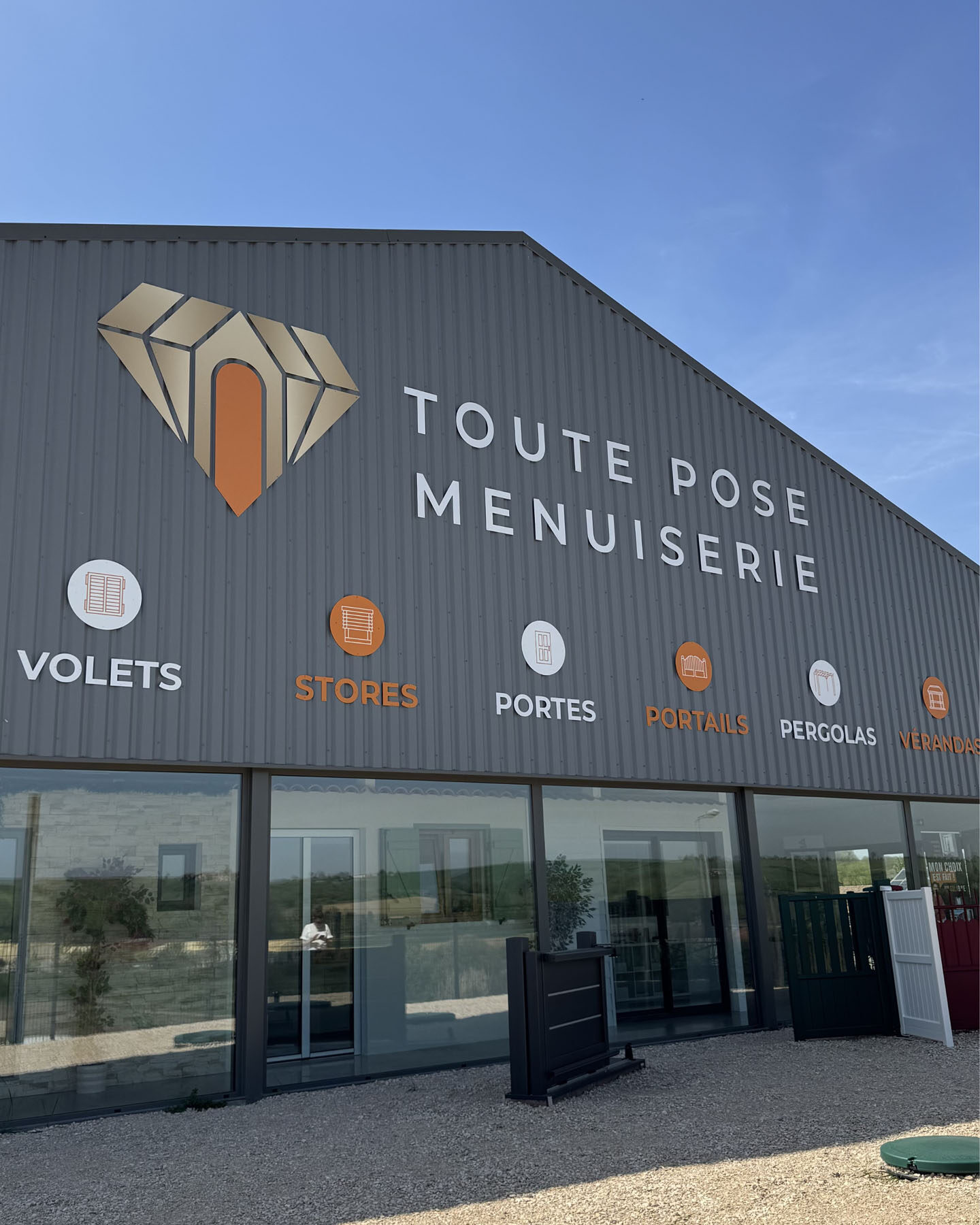 toute pose menuiserie enseigne carte carte de visite charte graphique identite visuelle graphiste logo agence de com saint sulpice sur leze