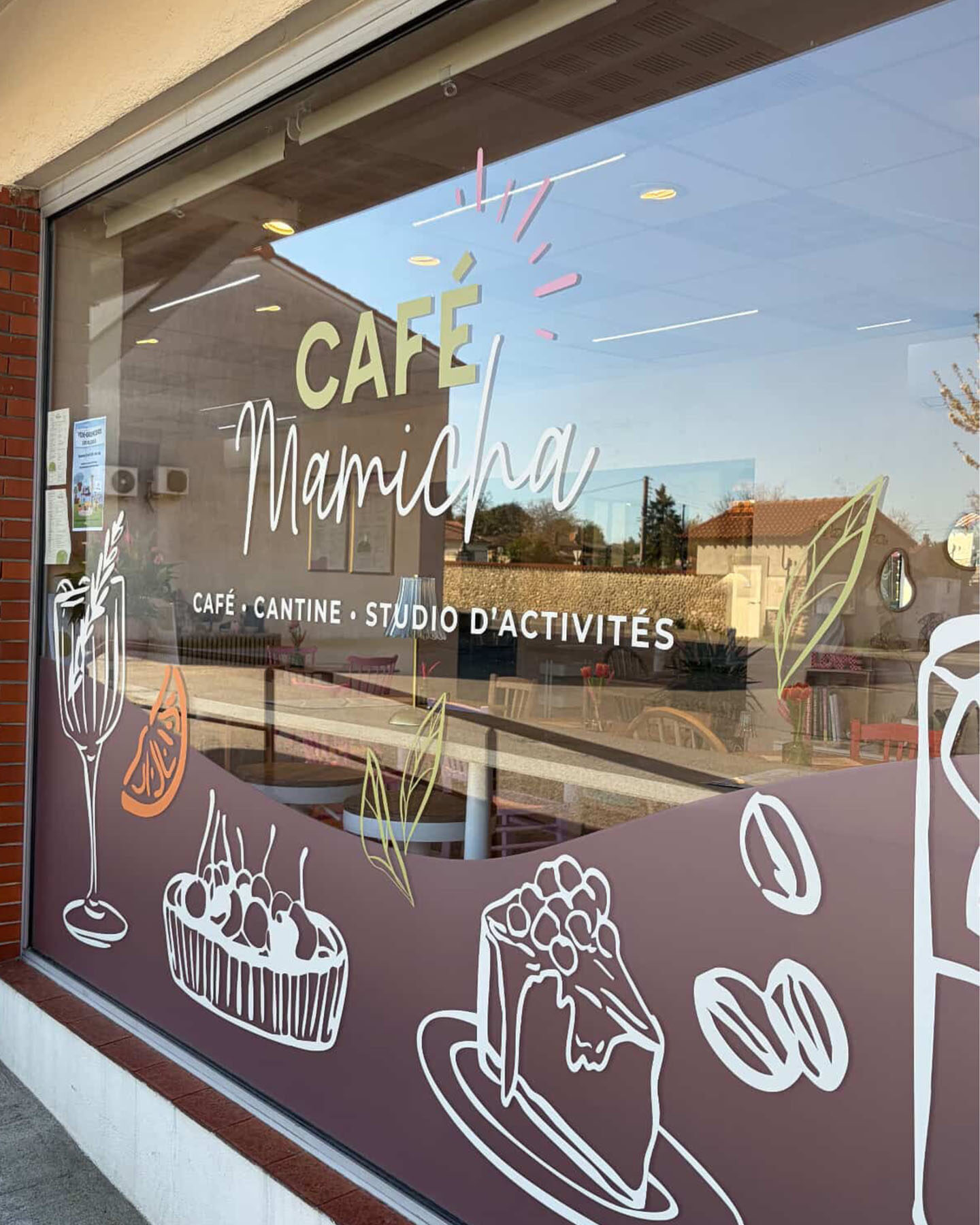 cafe mamicha patisserie vitrine identité visuelle panneau agence de com saint sulpice sur leze