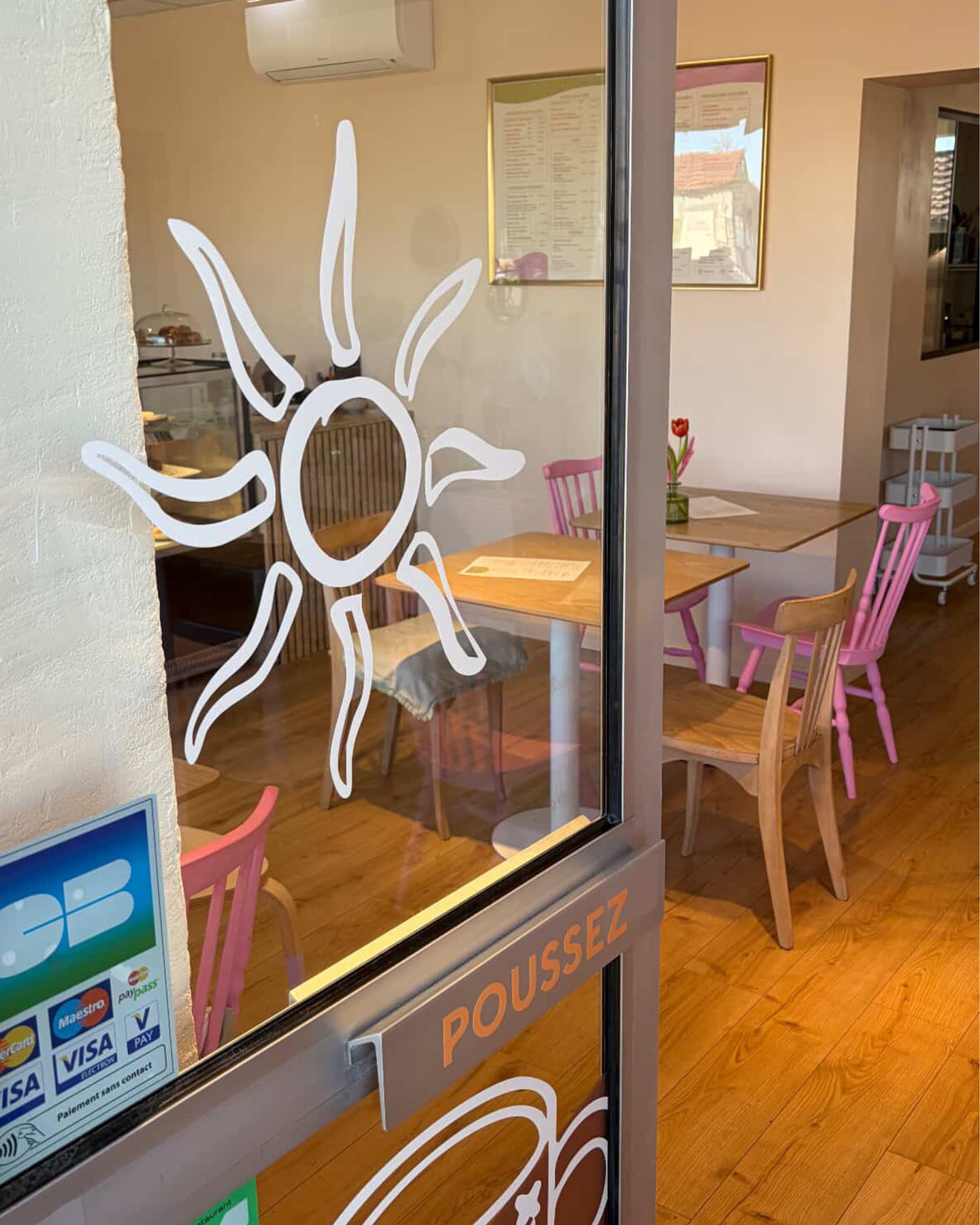 cafe mamicha patisserie vitrine identité visuelle panneau agence de com saint sulpice sur leze