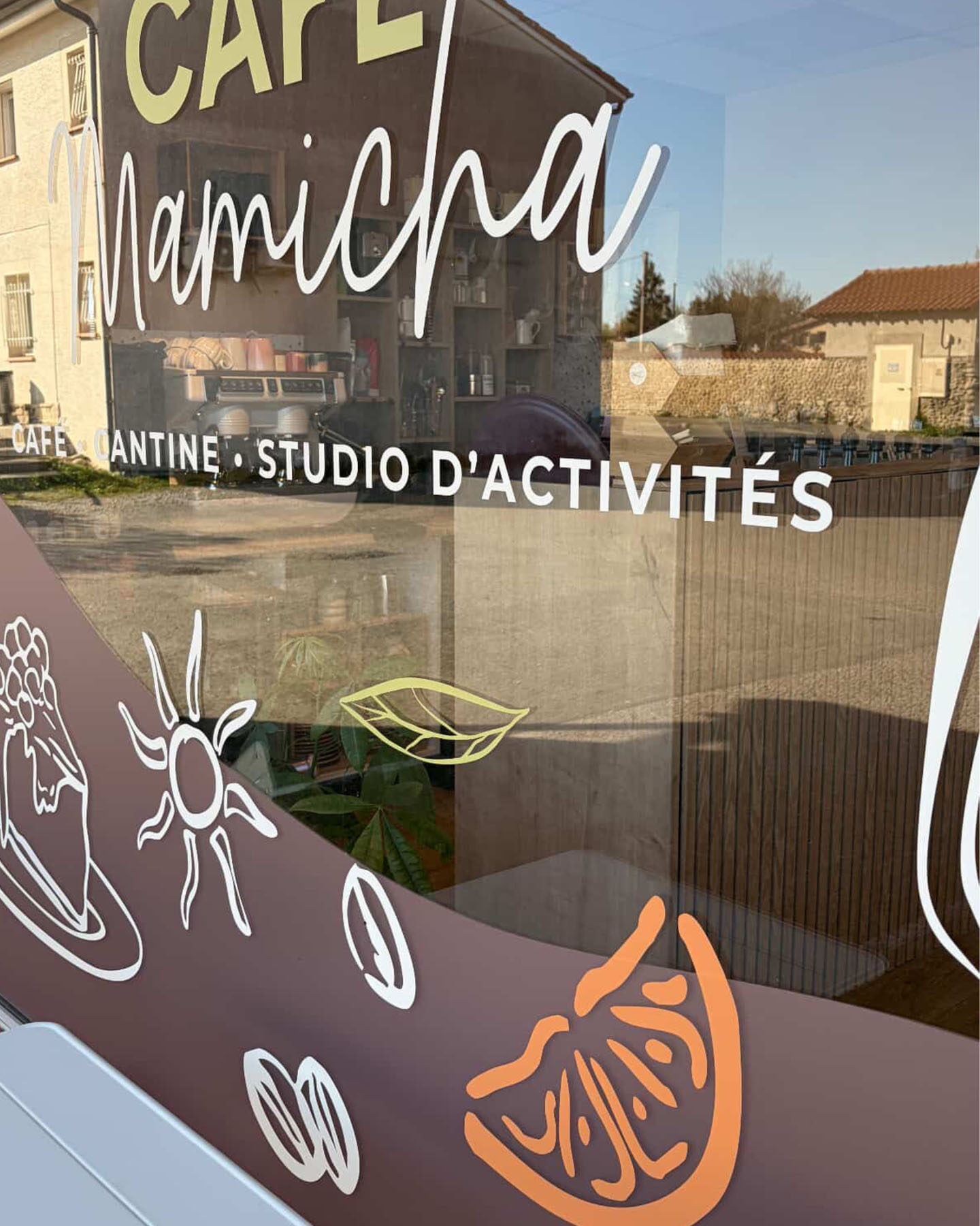 cafe mamicha patisserie vitrine identité visuelle panneau agence de com saint sulpice sur leze