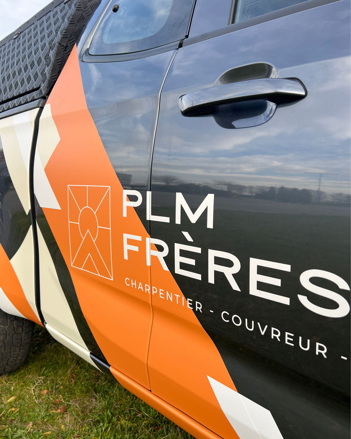 plm freres charpentier couvreur carte de visite identite visuelle marquage vehicule covering flyer textiles casquettes bonnets t-shirts pull polo doudoune agence de com saint sulpice sur leze