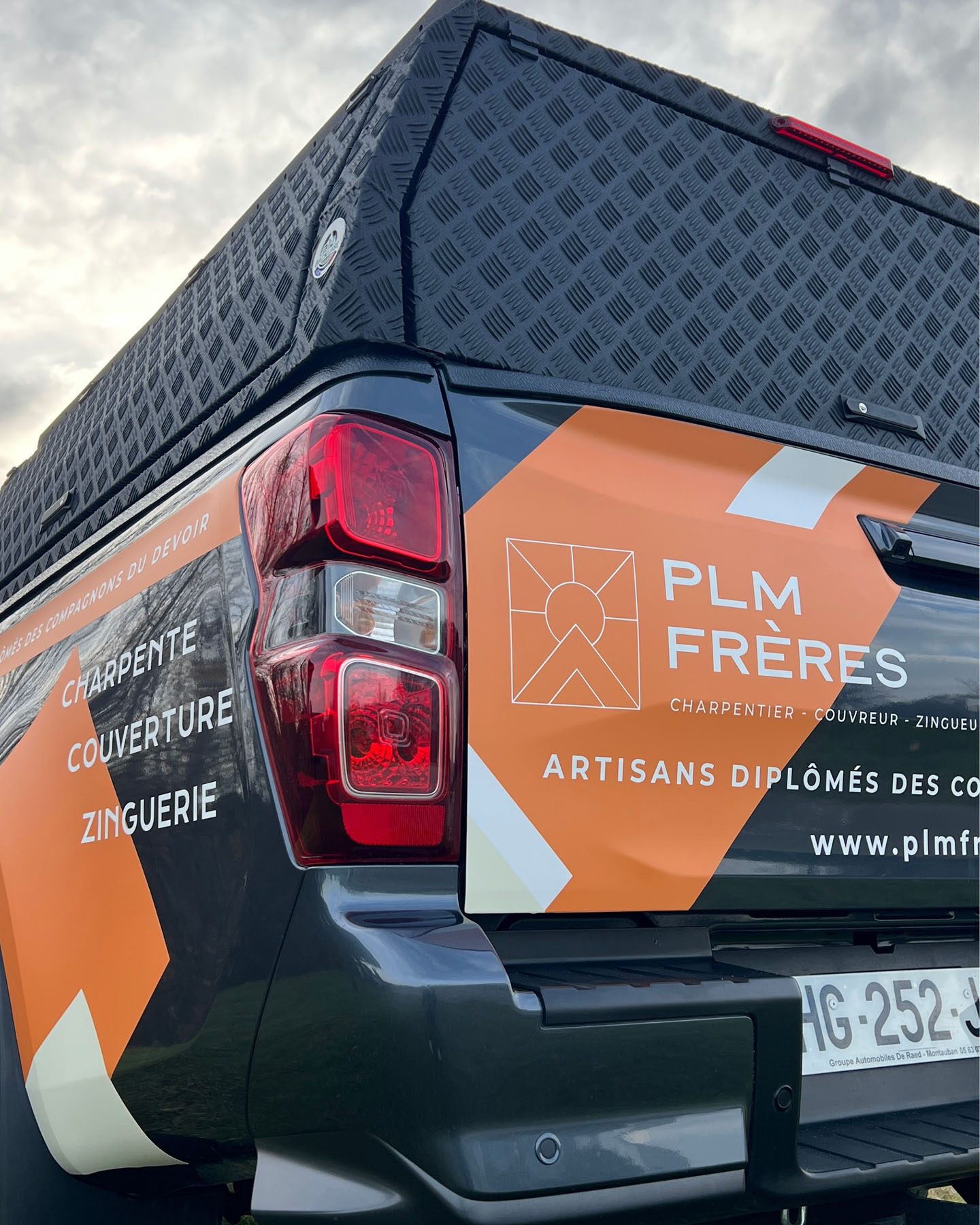 plm freres charpentier couvreur carte de visite identite visuelle marquage vehicule covering flyer textiles casquettes bonnets t-shirts pull polo doudoune agence de com saint sulpice sur leze