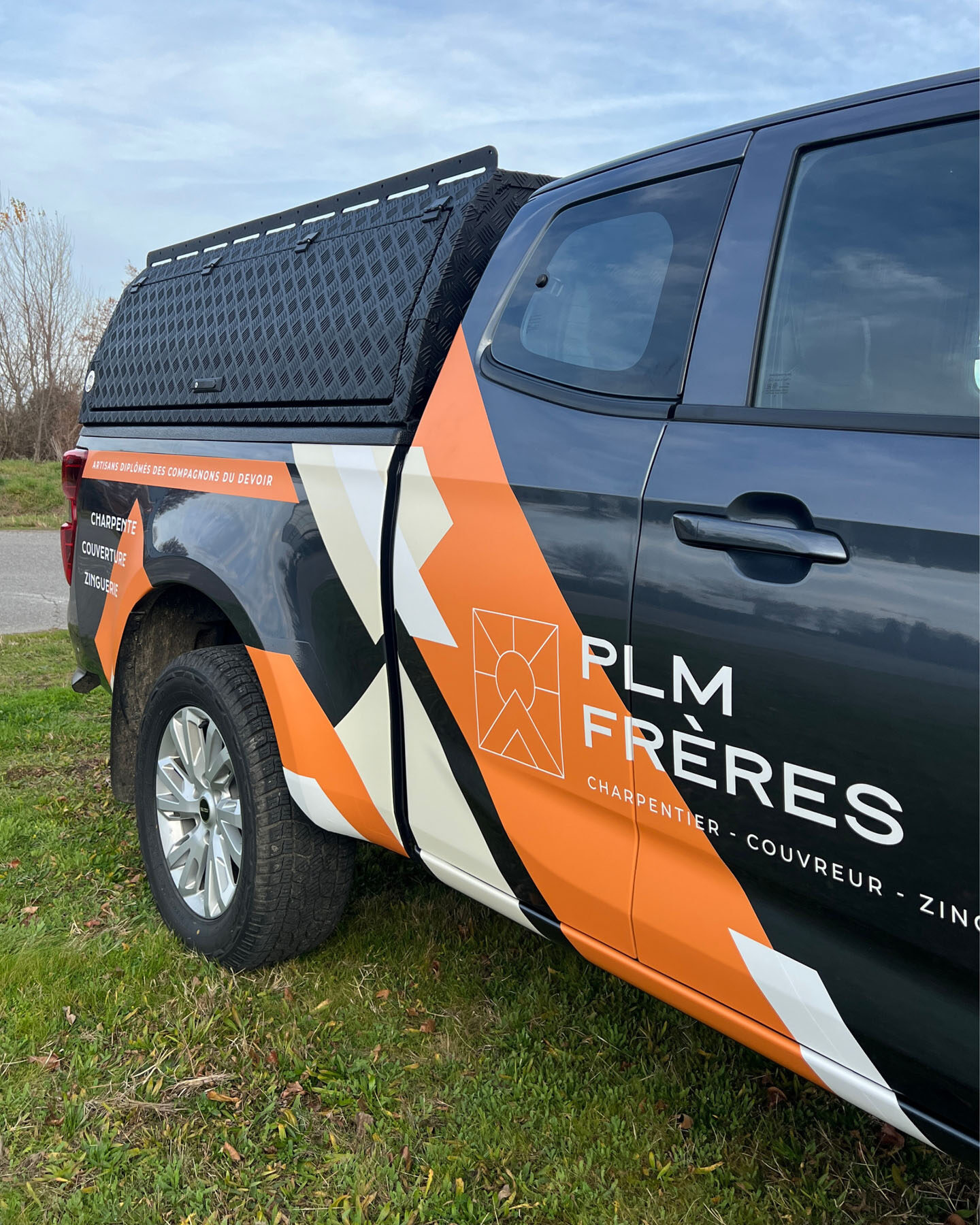 plm freres charpentier couvreur carte de visite identite visuelle marquage vehicule covering flyer textiles casquettes bonnets t-shirts pull polo doudoune agence de com saint sulpice sur leze