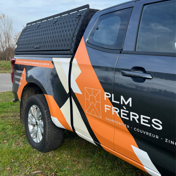 plm freres charpentier couvreur carte de visite identite visuelle marquage vehicule covering flyer textiles casquettes bonnets t-shirts pull polo doudoune agence de com saint sulpice sur leze