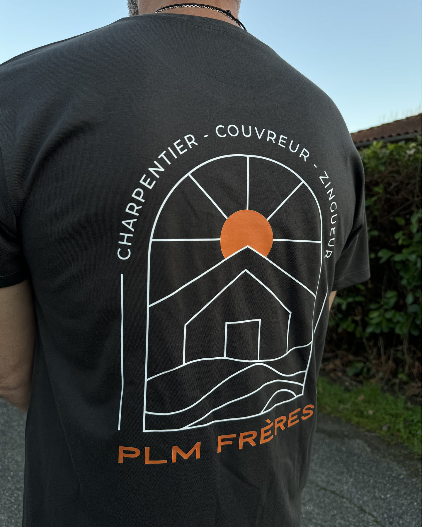 plm freres charpentier couvreur carte de visite identite visuelle marquage vehicule covering flyer textiles casquettes bonnets t-shirts pull polo doudoune agence de com saint sulpice sur leze