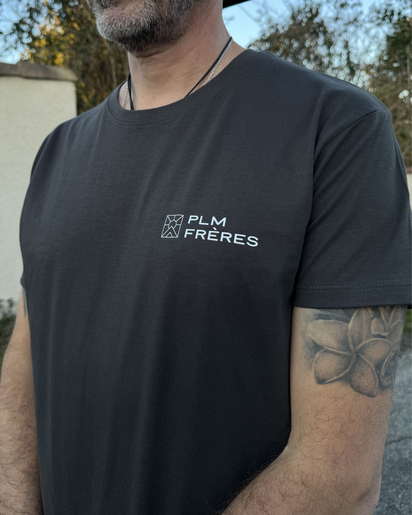 plm freres charpentier couvreur carte de visite identite visuelle marquage vehicule covering flyer textiles casquettes bonnets t-shirts pull polo doudoune agence de com saint sulpice sur leze
